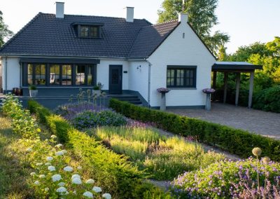 bloemrijke voortuin met ruime oprit dutch quality gardens visio vireo tuinen (1)