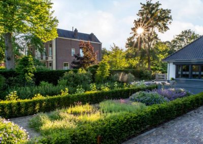 bloemrijke voortuin met ruime oprit dutch quality gardens visio vireo tuinen (2)