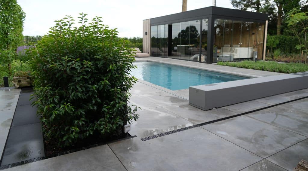 Landelijke tuin zwembad en poolhouse