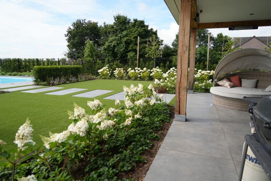 moderne achtertuin met zwembad, groenblijvende hagen en kleurrijke borders dutch quality gardens erica tuinen (1)