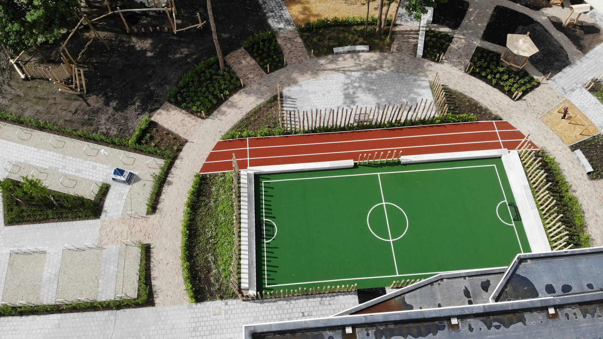 Een schoolplein om te spelen, bewegen en ontdekken
